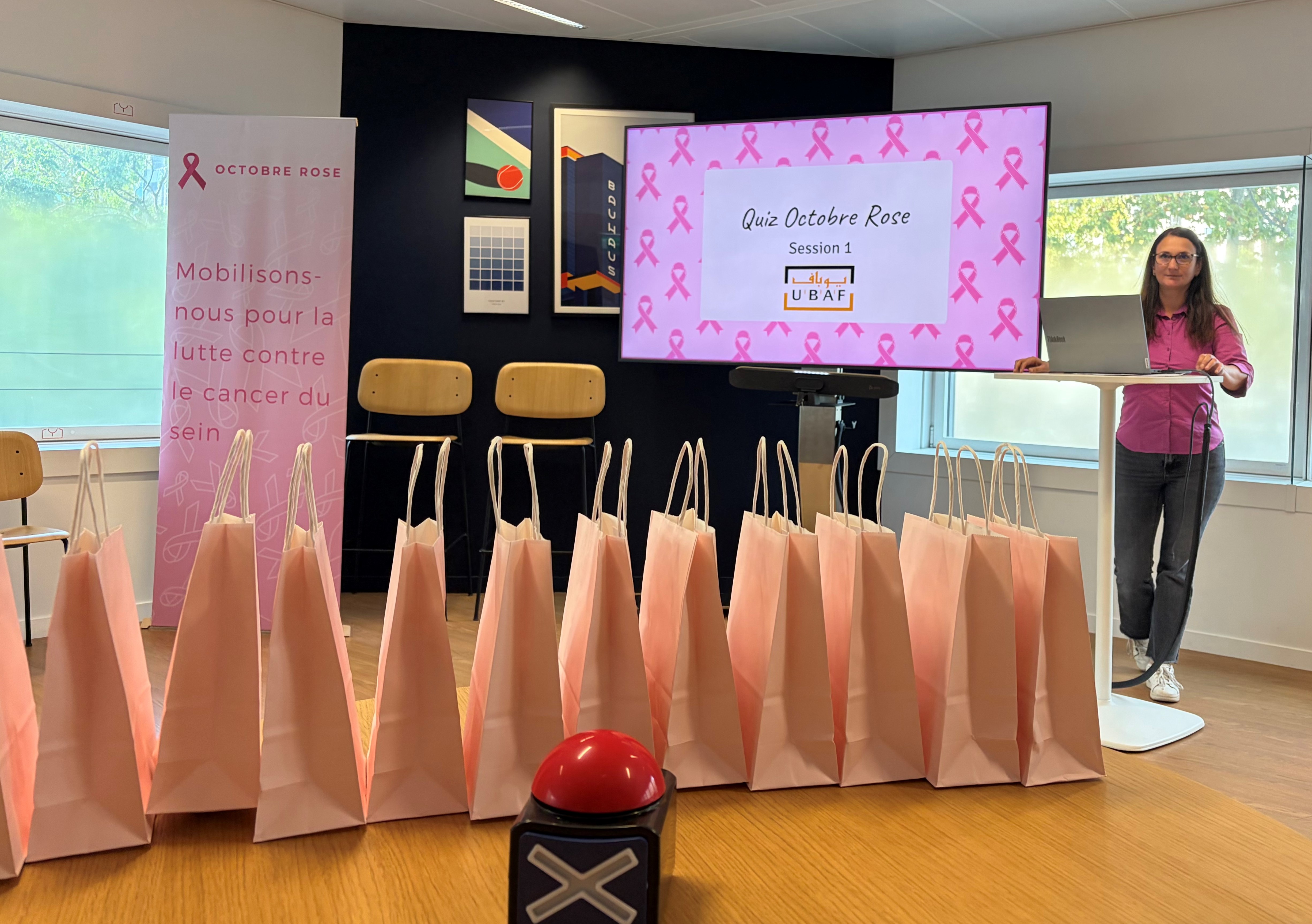 Animatrice devant l'écran du quiz Octobre Rose proposé aux collaborateurs
